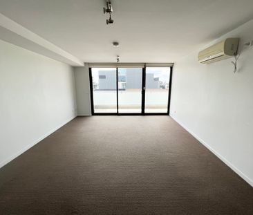 Living On Top Of The World - Photo 2