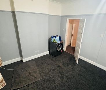 3 bedroom flat to rent - Photo 5