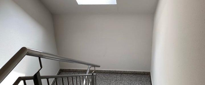 Möblierte 1,5 Zimmer-DG-Wohnung in Sudenburg mit TG-Stellplatz - Foto 1