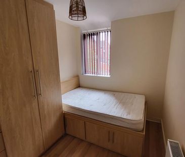 5 bedroom semi-detached house to rent - Photo 4
