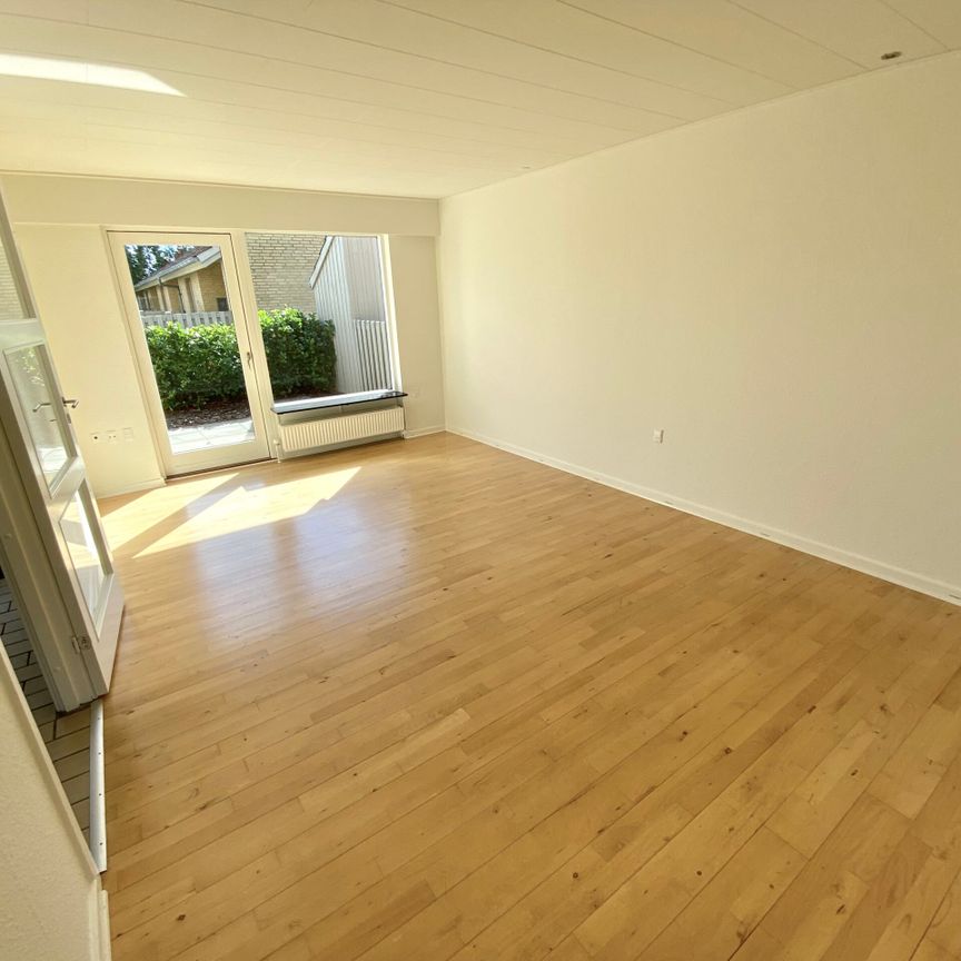 Renoveret rækkehus med lys stue og skøn terrasse - Photo 1
