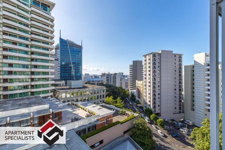 Sunny Studio Apartment with Balcony in the AKL CBD - Photo 3