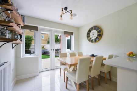 Noble Park, Epsom - Photo 3