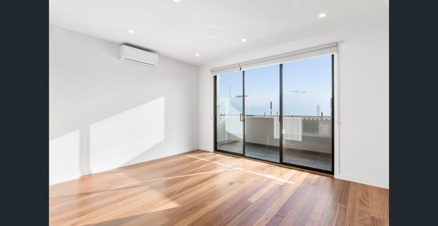 LUXURIOUS 2 BED 2 BATH APARTMENT WITH BALCONY AND PARKING! - Photo 1