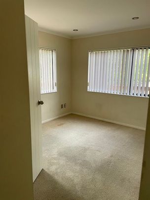 MODERN, SUNNY & SPACIOUS 5 BEDROOMS HOUSE , GARAGE - Photo 1