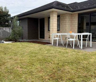 Modern Two Bedroom - Photo 5