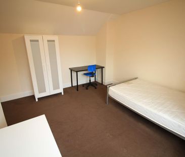 4 bedroom end of terrace house to rent - Photo 6