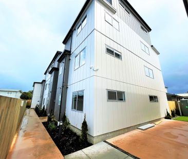 CORNER, SPACIOUS & CENTRAL - Photo 4