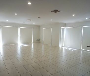 LARGE FOUR BEDROOM HOUSE - Photo 2