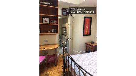 Ensuite room in 5-bedroom apartment in Churchtown, Dublin - Photo 5