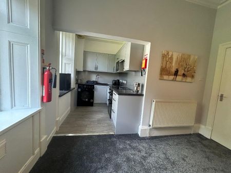 3 bedroom flat to rent - Photo 4