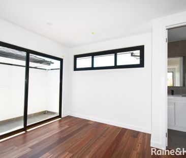 4 & 5/33 Hillcrest Grove, Springvale, VIC 3171 - Photo 1