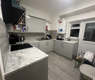 1 bedroom in a flat share to rent - Photo 3