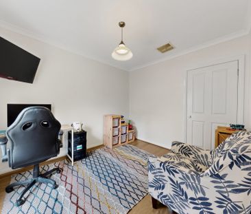 Well Designed Townhouse with Secure Garage and Courtyard - Photo 2