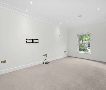 A four bedroom semi detached town house - Photo 3