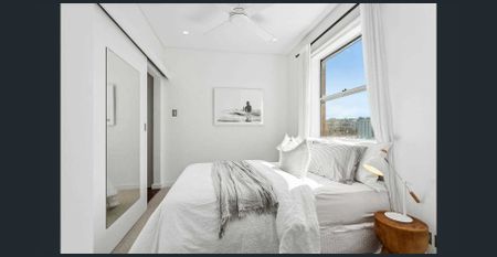 Renovated top floor apartment in iconic beachfront block - Photo 5