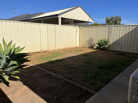 Modern 3 Bedroom Home - Photo 4