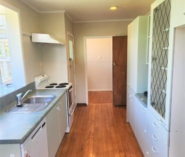 Spacious Family Home in Prime Location – Vardon This tidy three-bed... - Photo 3