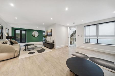 Whittlebury Mews East, Primrose Hill, London, NW1 - Photo 3