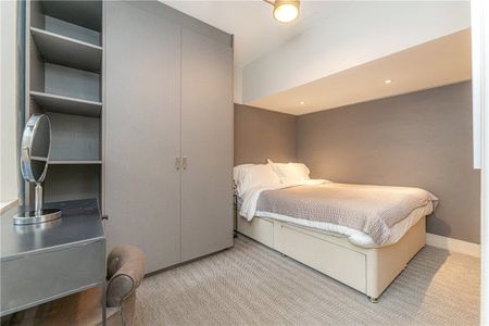 SHORT LET. A three bedroom house of approximately 2,826 square feet. - Photo 5
