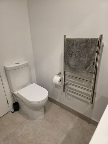 Sunny 2 Bedroom 2 Bathroom with one parking space near new family home - Photo 2