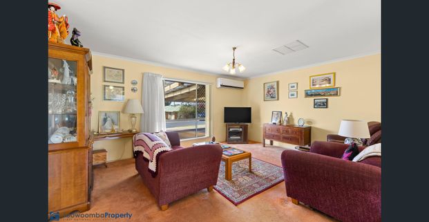 SPACIOUS FAMILY HOME IN BEAUTIFUL LOCATION! - Photo 1