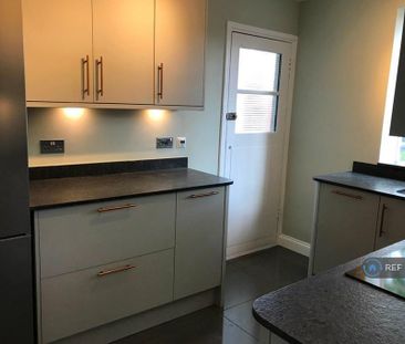 3 bedroom flat to rent - Photo 4