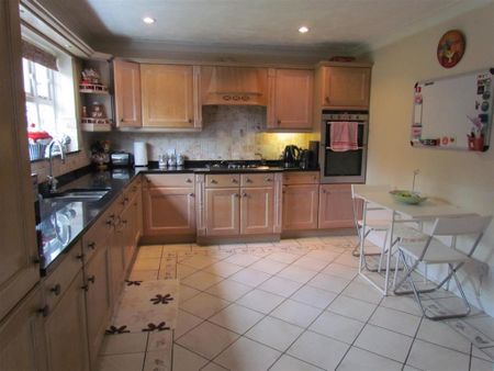 5 bedroom detached house to rent - Photo 4