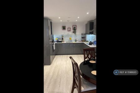 1 bedroom in a flat share to rent - Photo 4