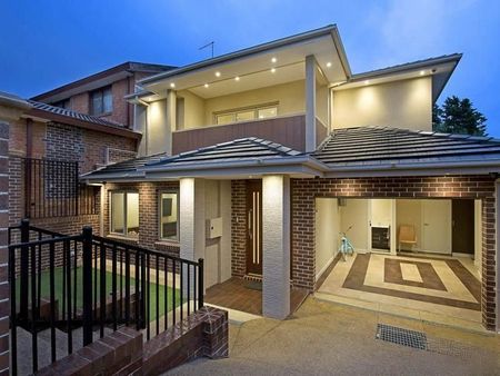 Luxury Contemporary Living in Exclusive Templestowe Pocket - Modern 3-Bedroom Home with High-End Finishes - Photo 4
