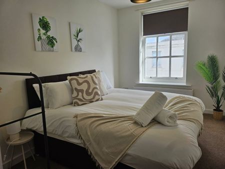 2 Bed Flat, Western Road, BN1 - Photo 5