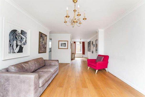 Ferndown, South Woodford, E18 - Photo 1