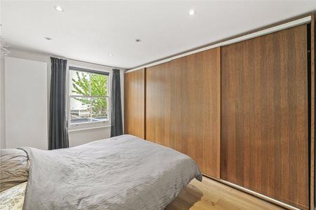 2 bedroom flat in London - Photo 5