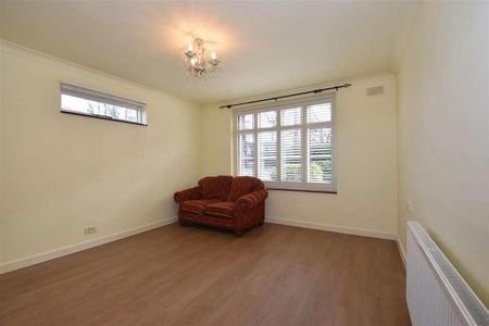 Charlwood Road, Horley, RH6 - Photo 2