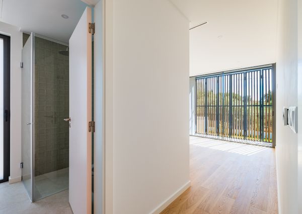 Moradia T6 de arquitetura moderna inserida no Golfe de Oeiras