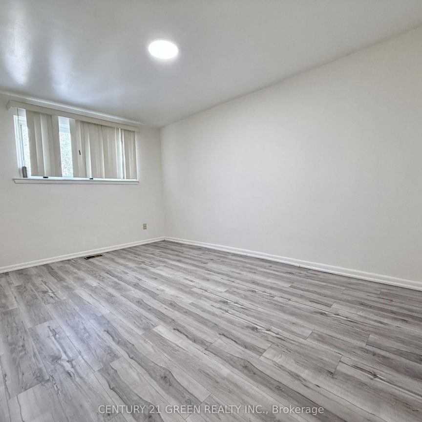 40 Sanford Crescent #Upper - Photo 1