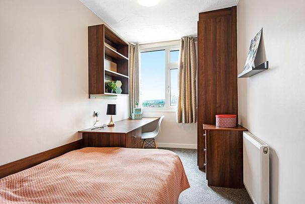 8 bedroom house to rent - Photo 1