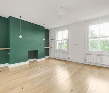 3 bedroom flat in London - Photo 1