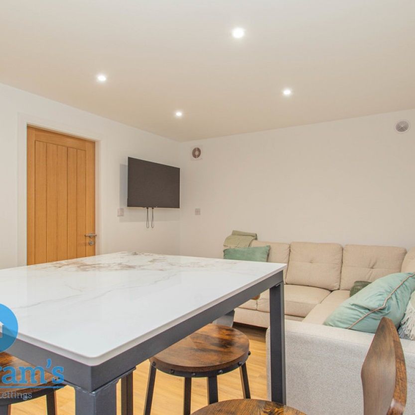 7 bed Mid Terraced House for Rent - Photo 1