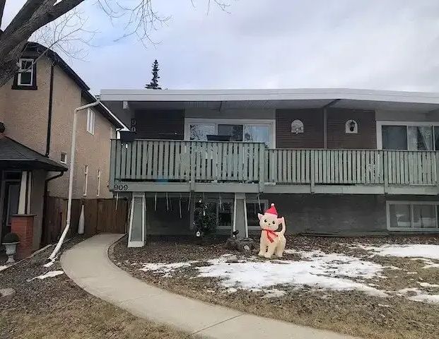 2 bedroom main floor unit in a duplex near to a downtown, university, hospital. | 909 34A Street Northwest, Calgary - Photo 1