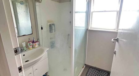 3 Bedrooms House in Mt Roskill - Photo 3