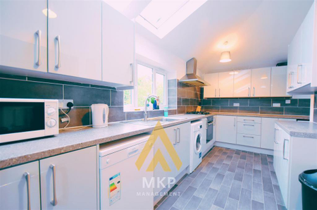 8 bedroom detached house to rent - Photo 5