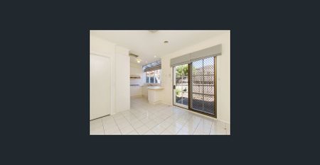 Spacious townhouse on a small block of 5! - Photo 2