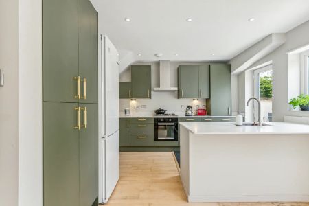 4 bedroom house in London - Photo 4