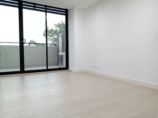 Stylish One-Bedroom Apartment in Secure Building - Photo 1