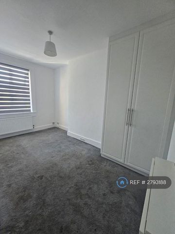 3 bedroom flat to rent - Photo 3