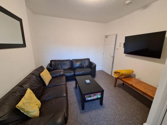 4 bedroom private hall to rent - Photo 1