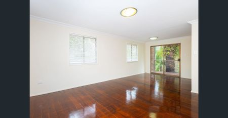 Large Family home within walking distance to everything - Photo 2