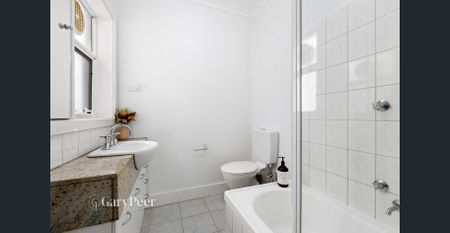 Large Courtyard with Split System Heating & Cooling! - Photo 2