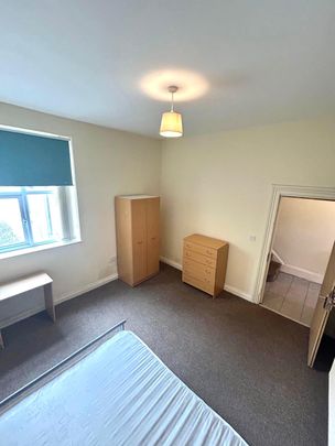 11 Bedroom Student Home – Llanbleddian Gardens - Photo 1